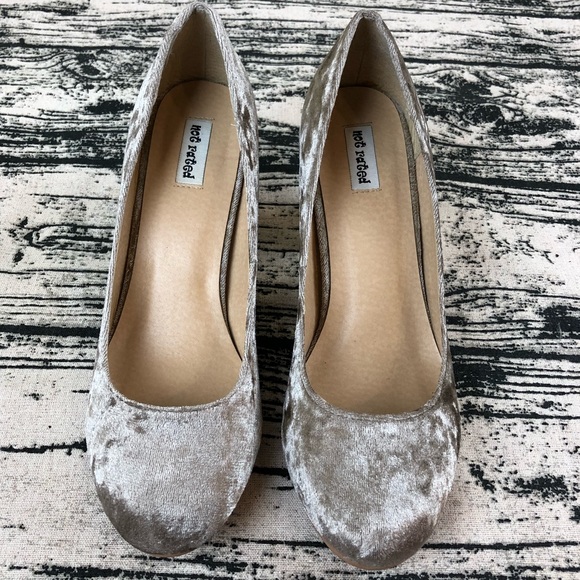 "Not Rated" Beige Velvet Heels with Goldtone Accents, 9.5 - Picture 5 of 8